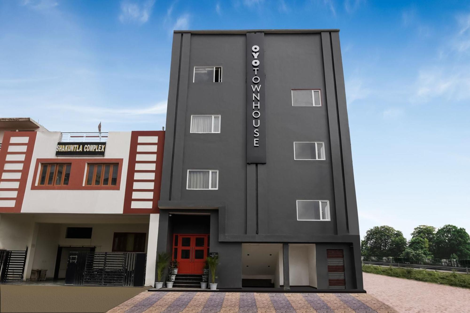 Townhouse The Awadh Airport Near Chaudhary Charan Singh International Airport Hotell Bijnaur Eksteriør bilde